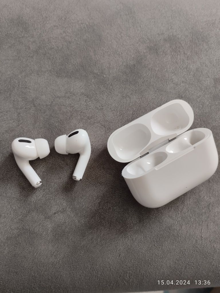 AirPods Pro с чехлом