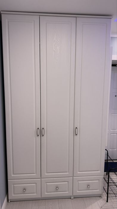 Шкаф белого цвета