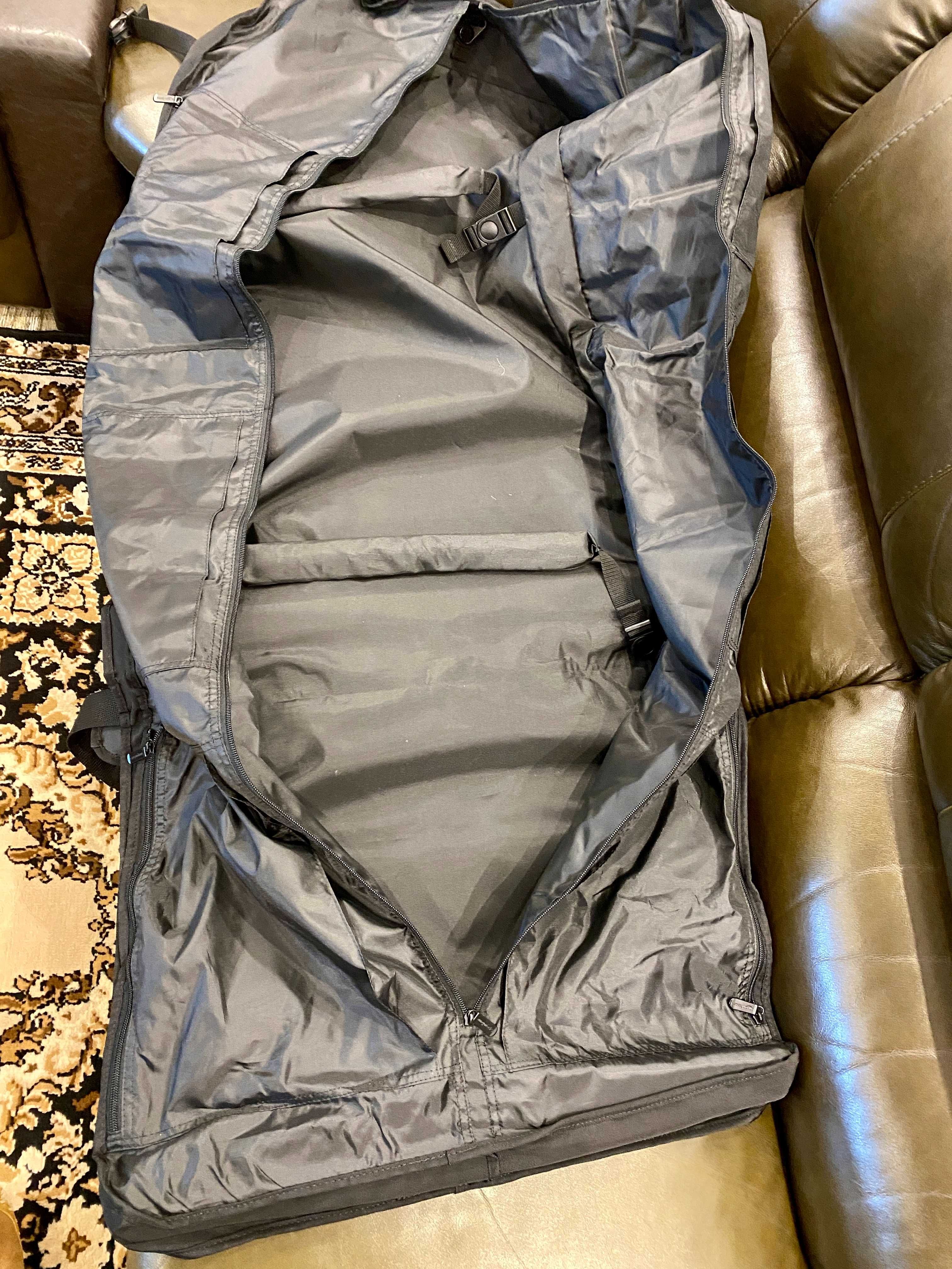 Чанта за дрехи AMAZONBASICS за пътуване.