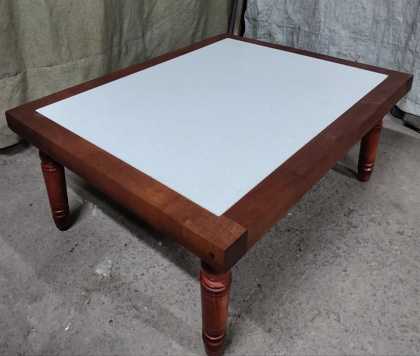 Стол из красного дерева