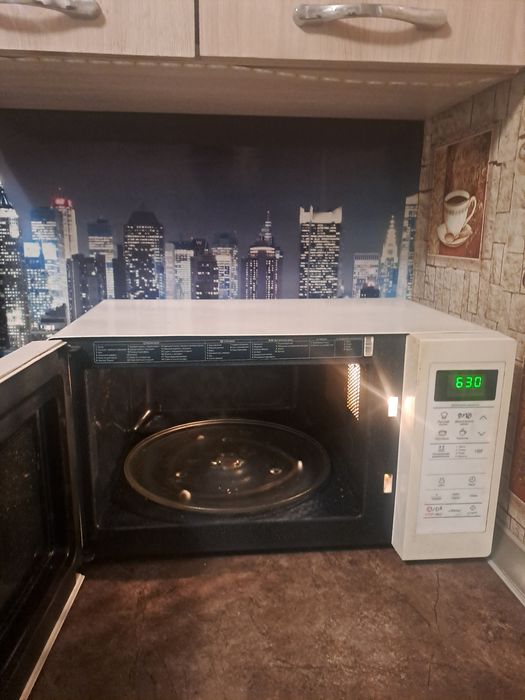 Продам микроволновую печь,программ много,все работает