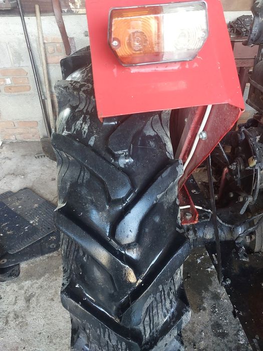 tractor u445 cu remorca și plug