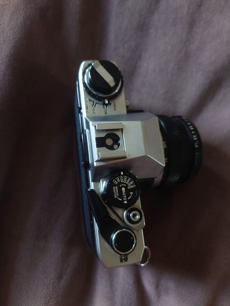 SLR Olympus OM10 cu obiectiv 50mm