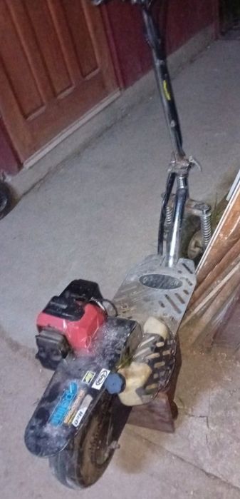 Vând trotineta cu motor pe benzină