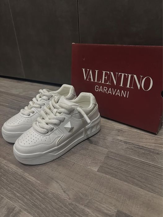 Чисто нови обувки Valentino