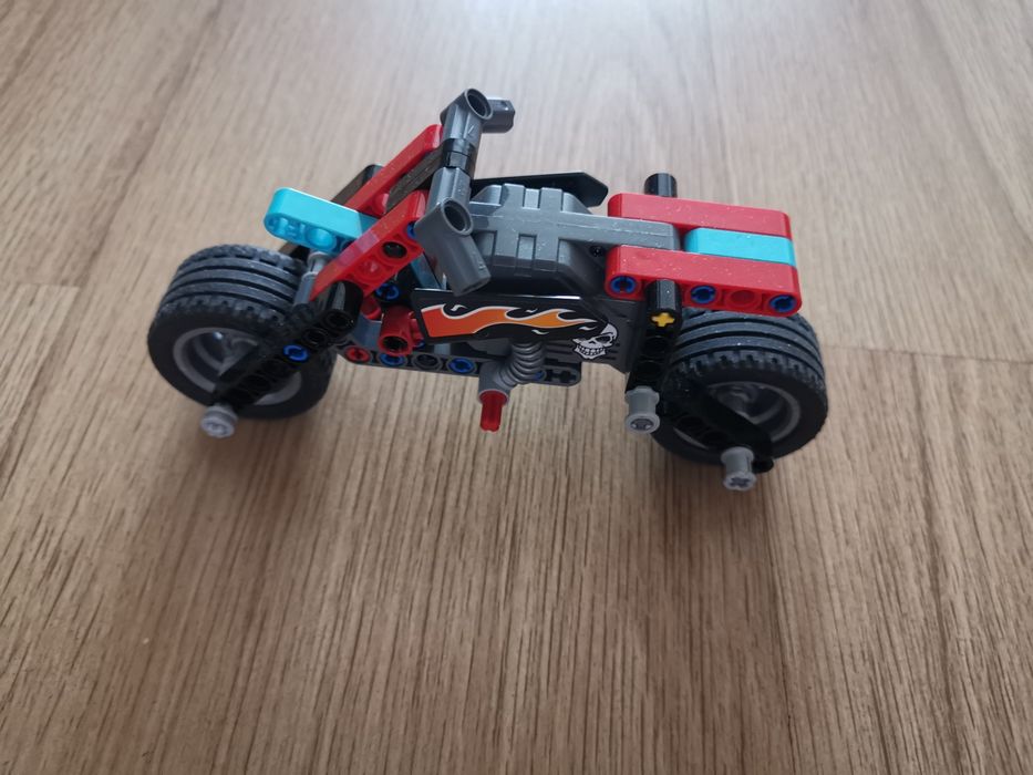 Lego techinic :Camion si motocicleta pentru cascadorii