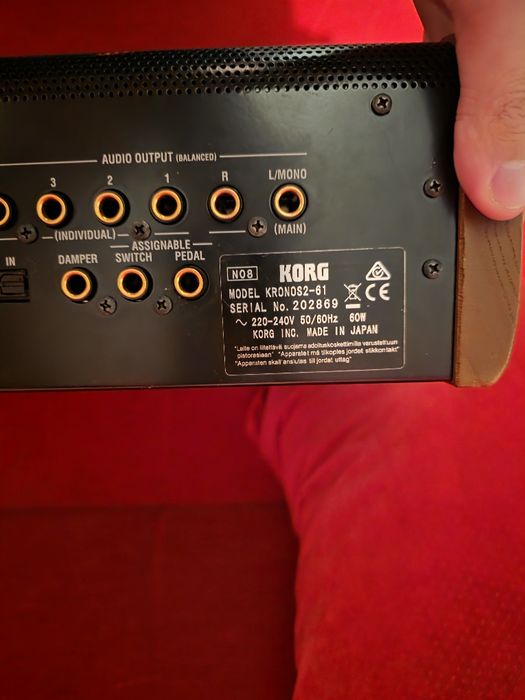 Vând Korg Kronos 2