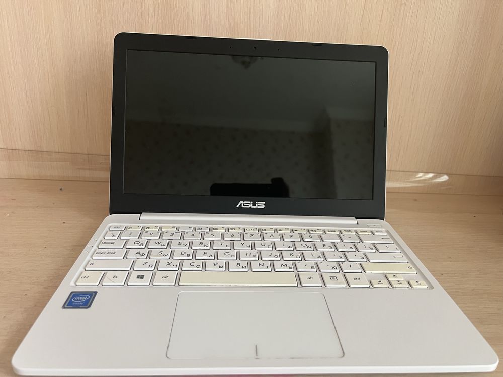 Нетбук Asus с зарядкой