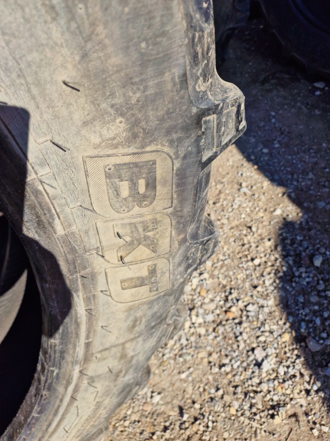 CAUCIUCURI 13.6R46 (340/85R46) marca BKT