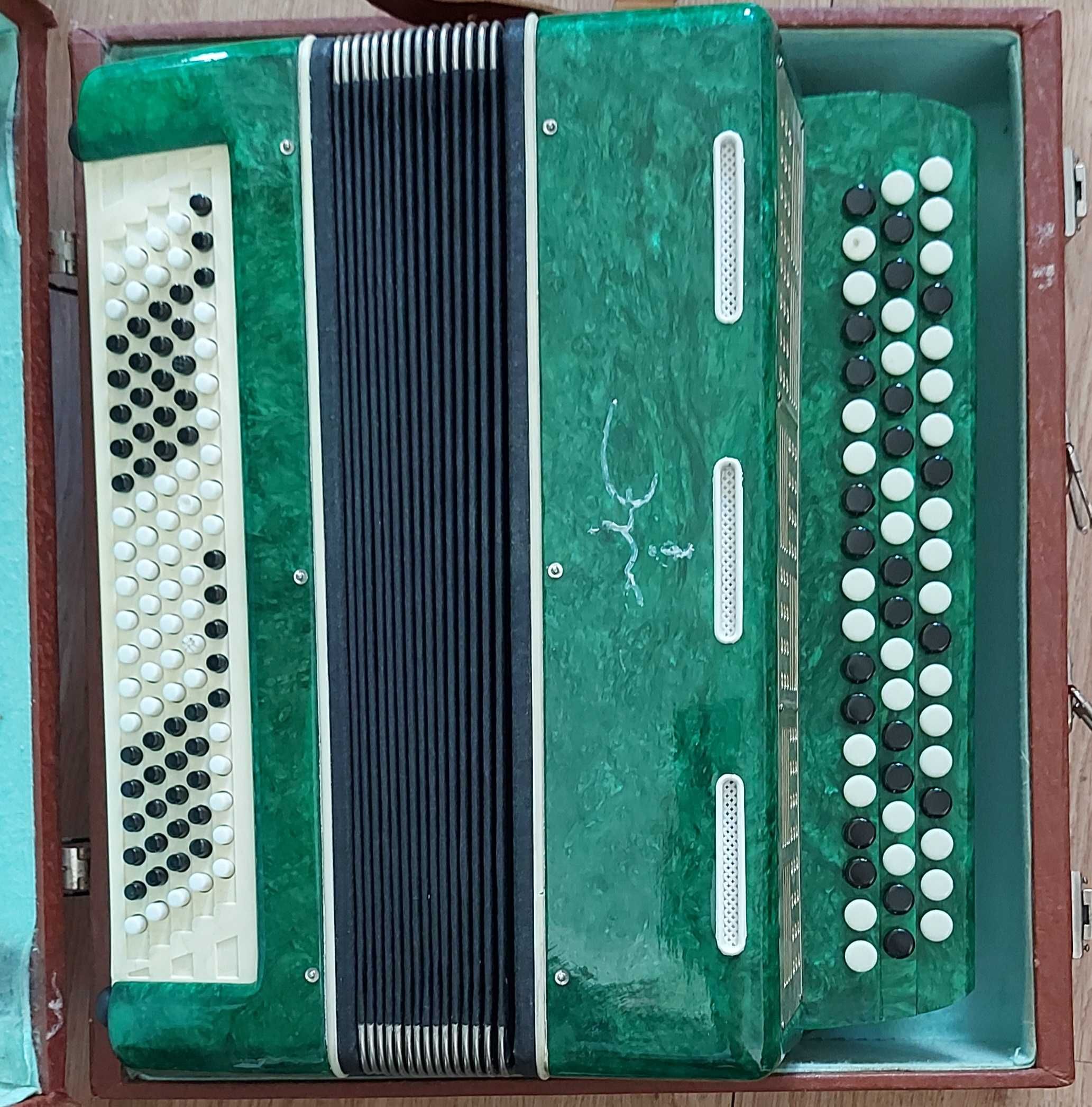 Acordeon cu butoane