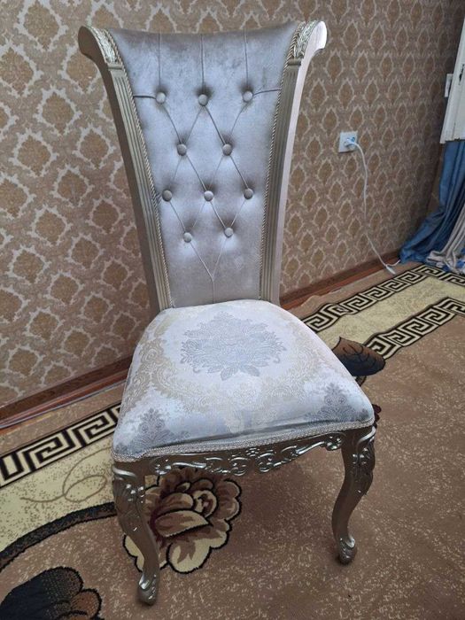 Срочно продаются стол и стулья (10 штук)