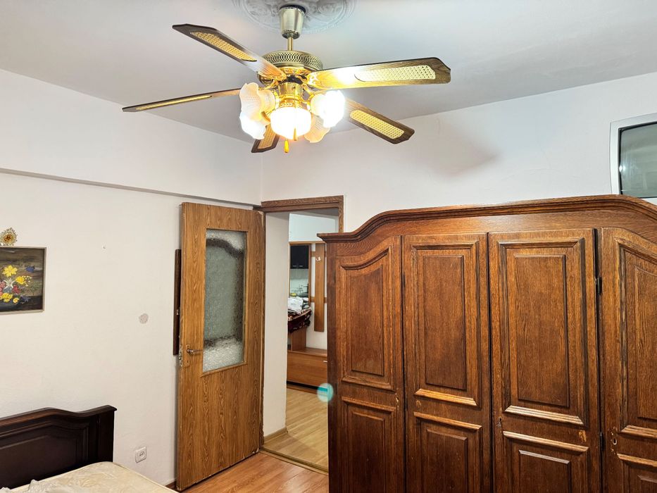 Închiriez ap. 2 camere decomandat Piața Centrală