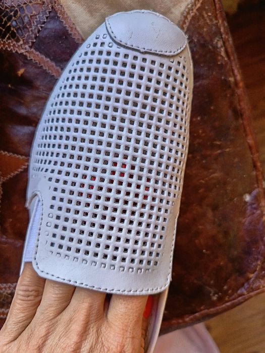 Бели спортни обувки