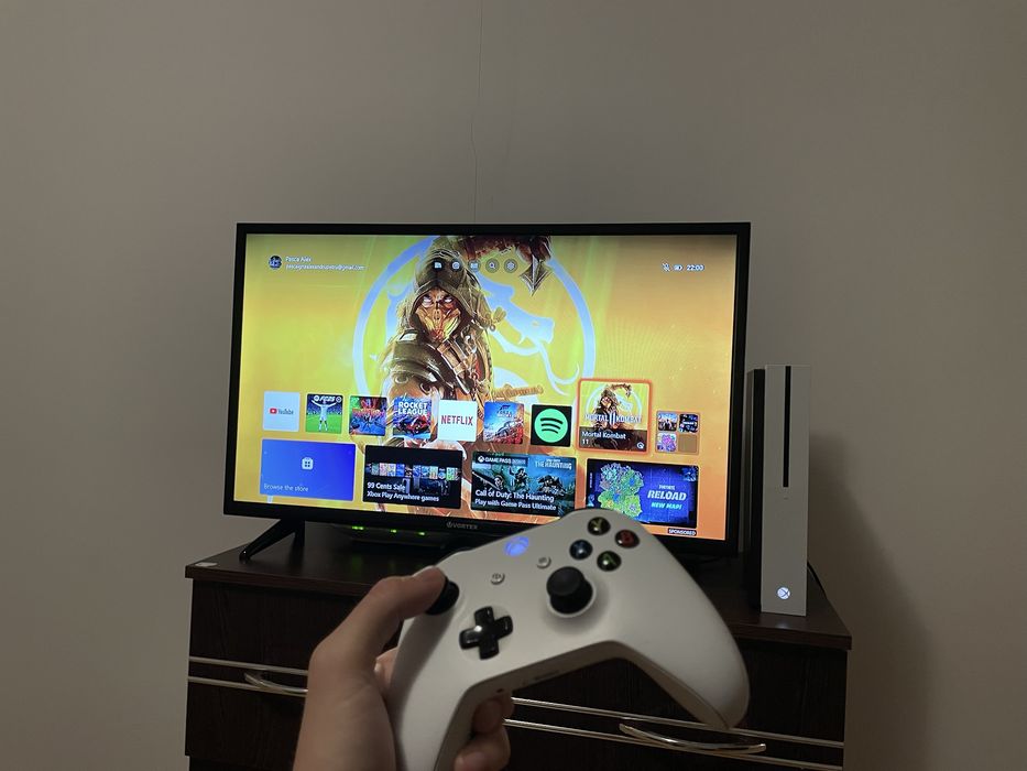 Xbox One S,1T spațiu de sticare ,doua manete plus jocuri