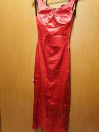 Бална рокля с гол гръб и цепка на крака