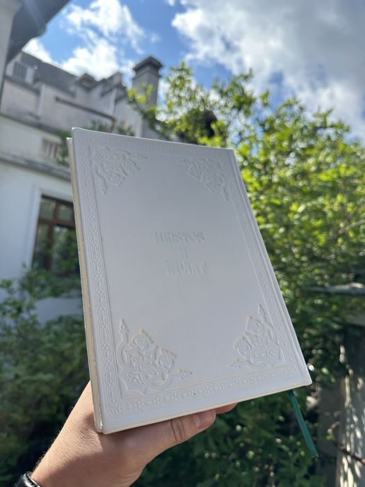 Slujba Invierii legată în piele naturală