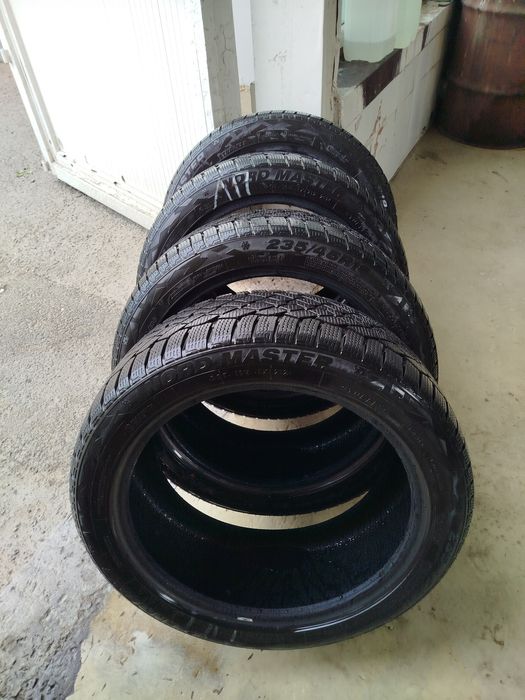 Зимные шины лепучка ездиль 2 месеца пачти новые