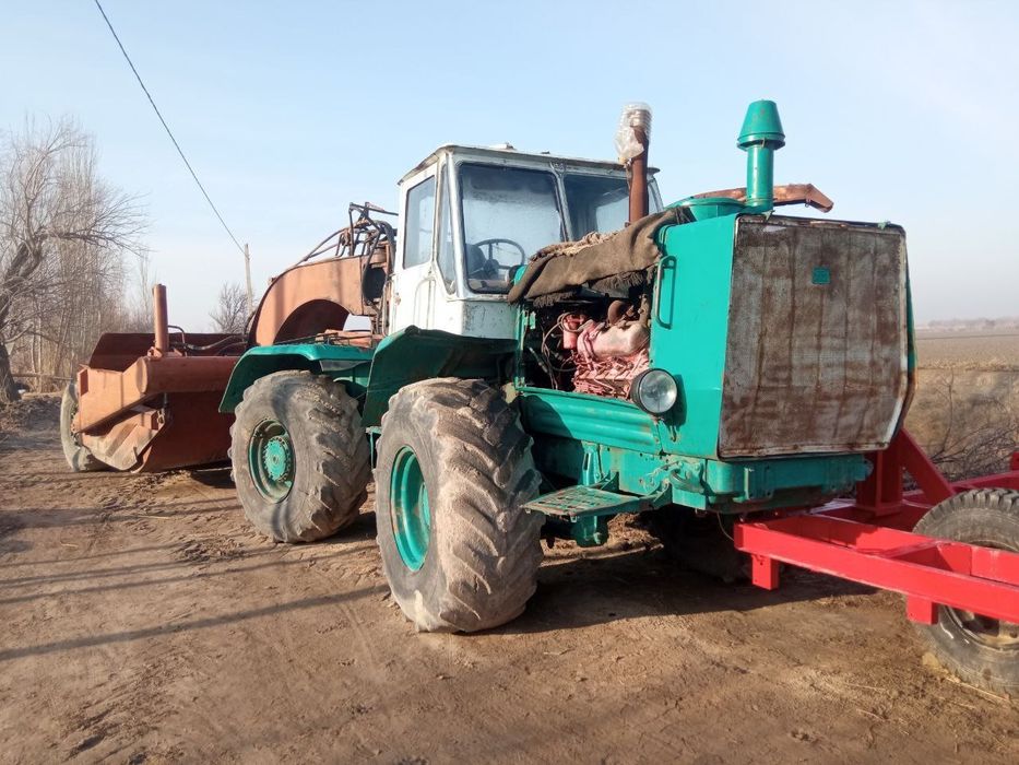 Traktor T150  ishlab turibdi
