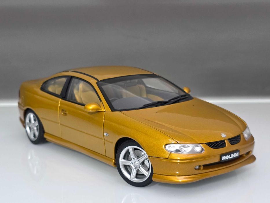 Macheta Auto 1/18 AutoART Holden V8 Commodore Sport Coupe