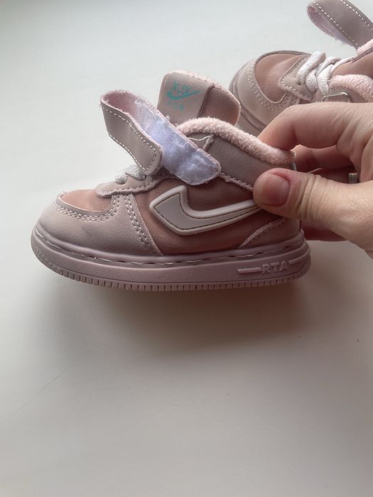 Продам деские кроссовки на девочку