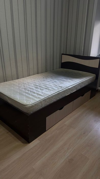 Кровать и стол компьютерный отдам даром