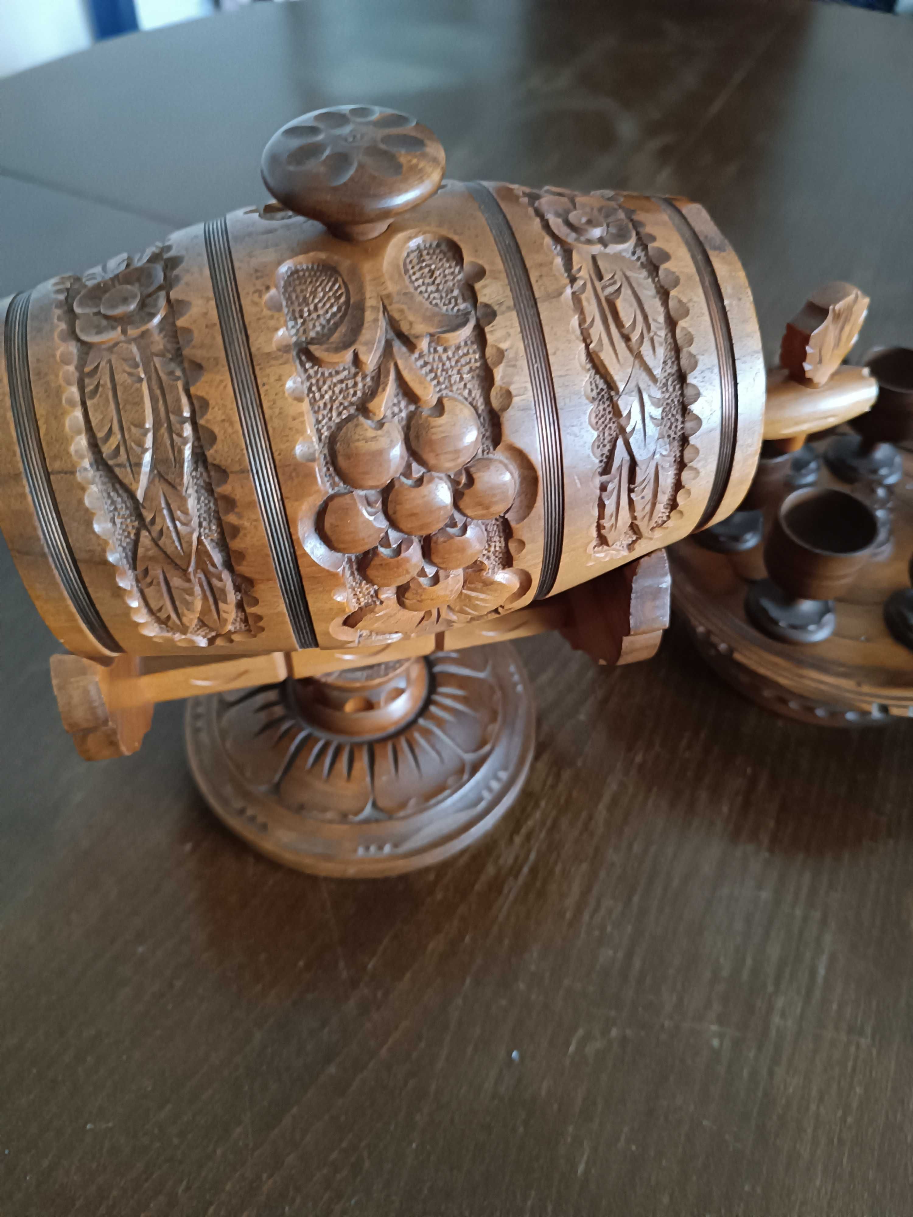 Продавам сувенир бъчонка, малка, с малки чашки, резбовано дърво