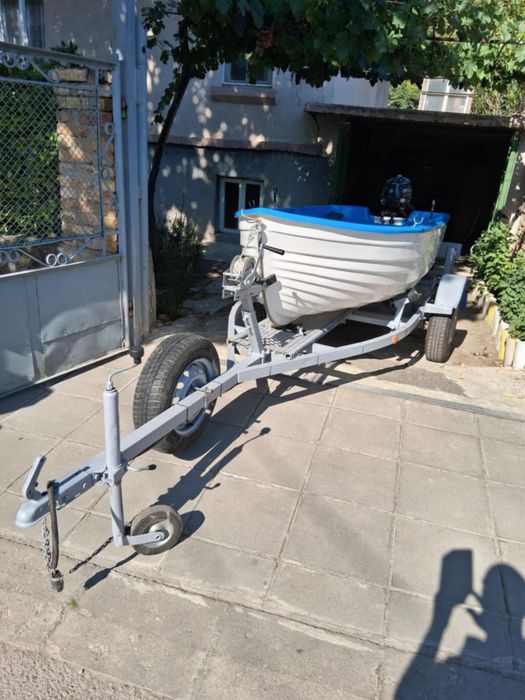 Лодка с колесар и двигател