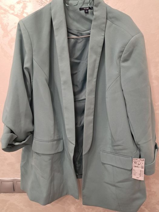 Costum de femei de culoare vernil