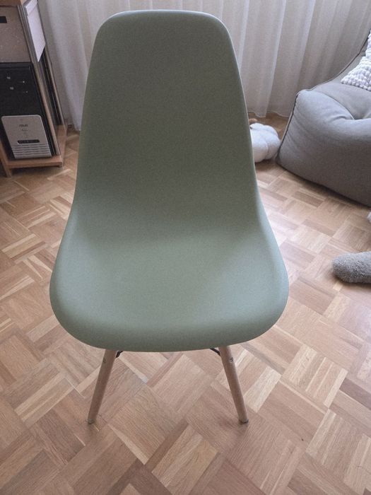 Продавам кухненски столове четири броя зелен цвят.