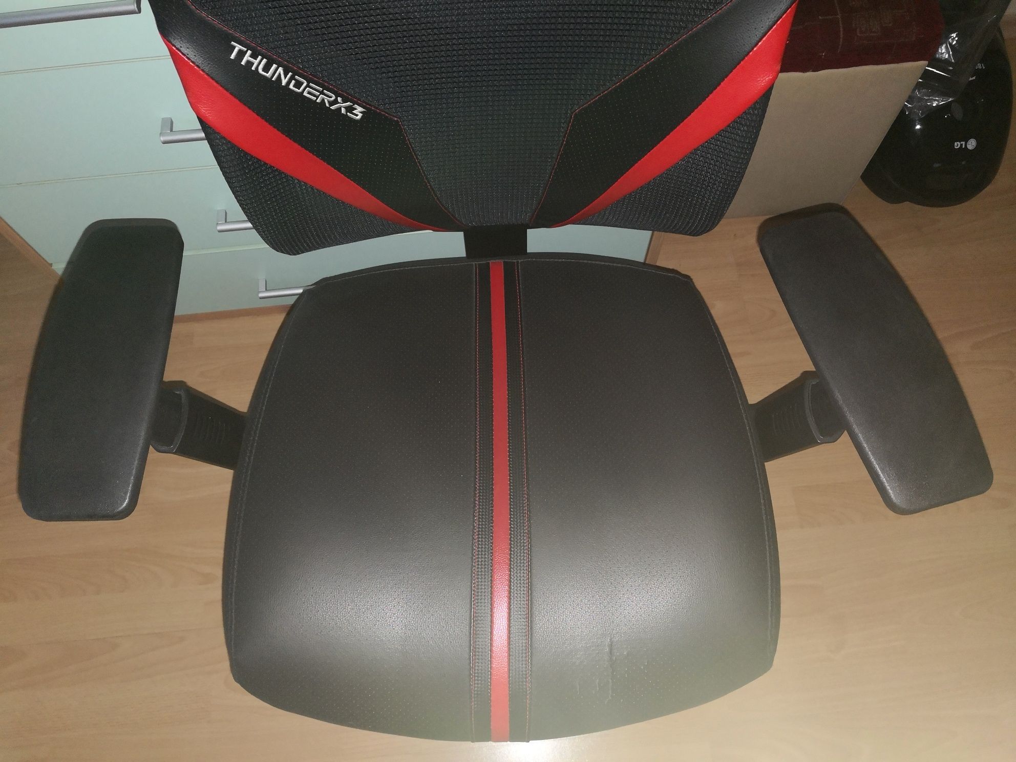 Продавам,
Геймърски стол ThunderX3 YAMA1 Черно/Червено