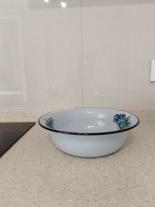 Продам миски эмалированные разные,отличном состоянии