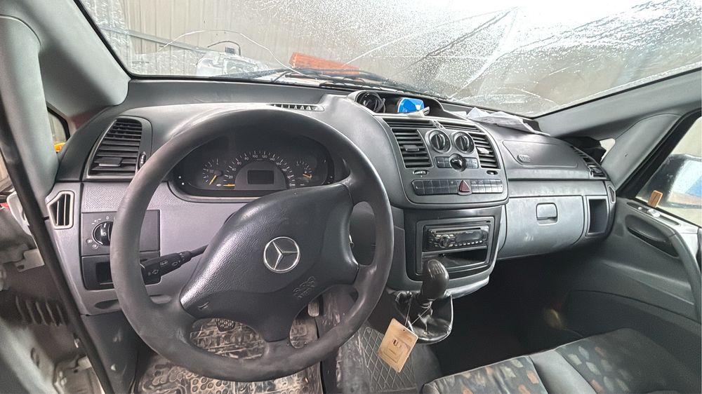 Vand  mercedes vito 111 pentru piese  lovita lateral spate