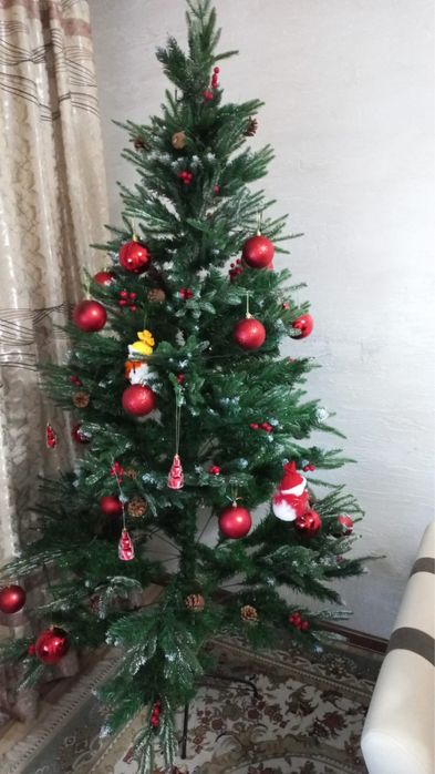 Ёлка с вишенками и шишками