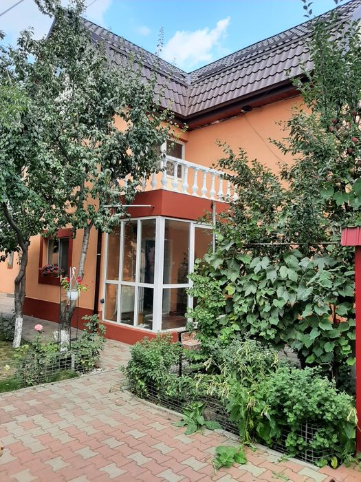 Casa,vila cu doua corpuri de casa,zona excelenta.