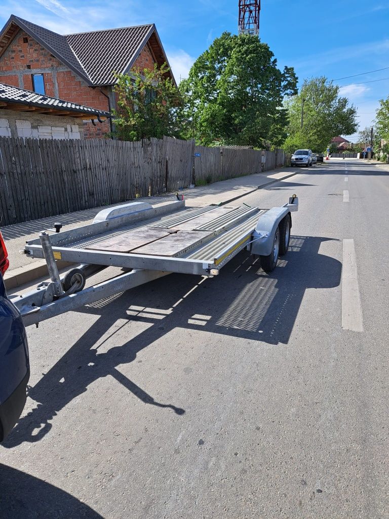 Închiriez platforma 150 lei și remorca 100 lei