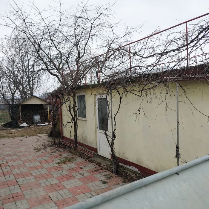 Vând casă,teren intravilan 1400 mp,toate utilitatile