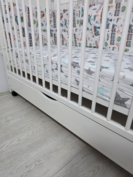 Patut Qmini 120cm / 60cm cu saltea de 10cm si reglabila pe 3 nivele.