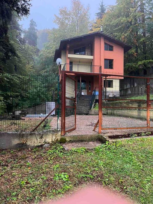 Продавам вила в Равнища