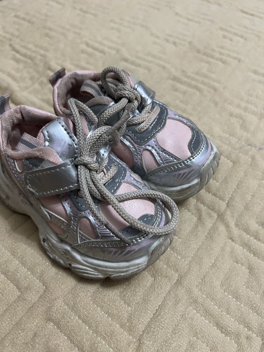 Продам для девочек обувь и куртку