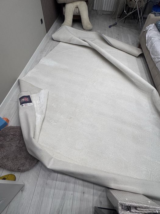 Продам б/у Ковер 250*400 белого цвета, только самовывоз