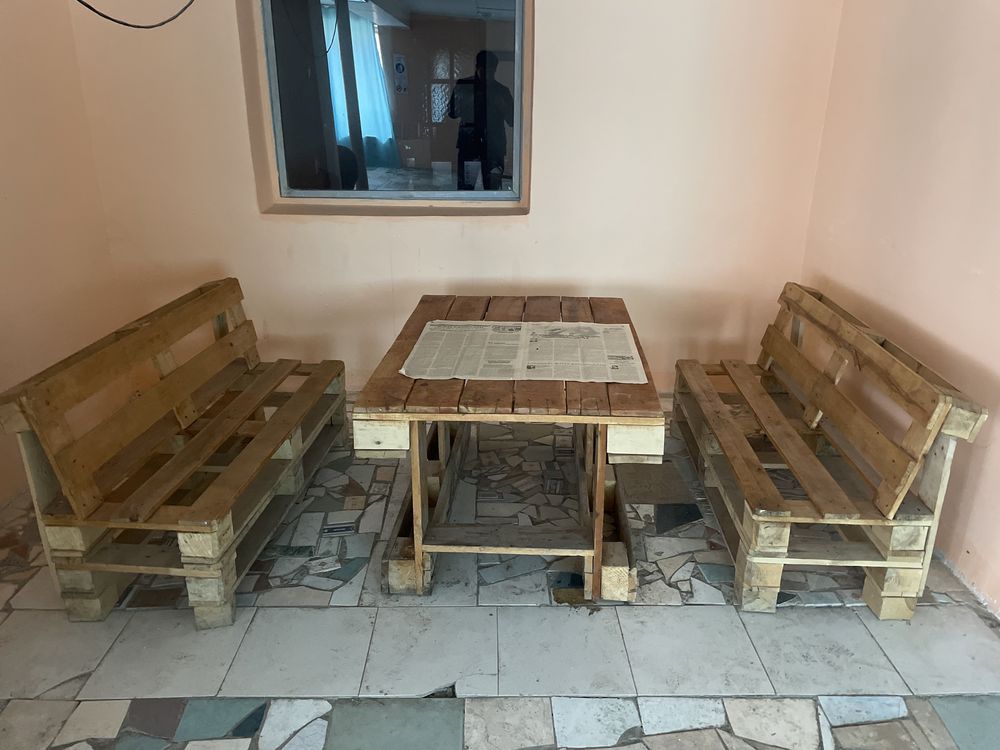 Продам стол и стулья  сделанный из поддонов