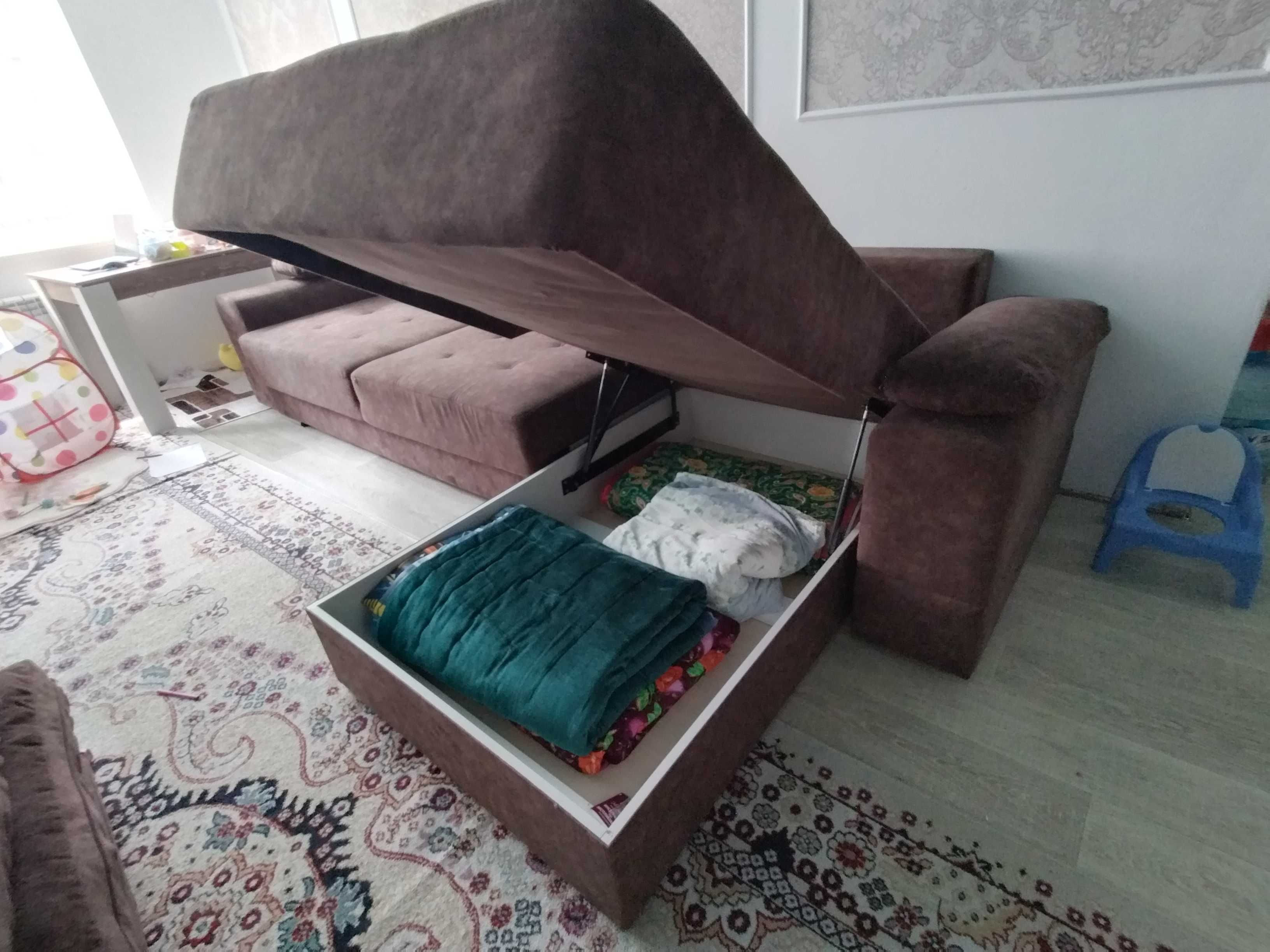 Продается мягкий диван угловой