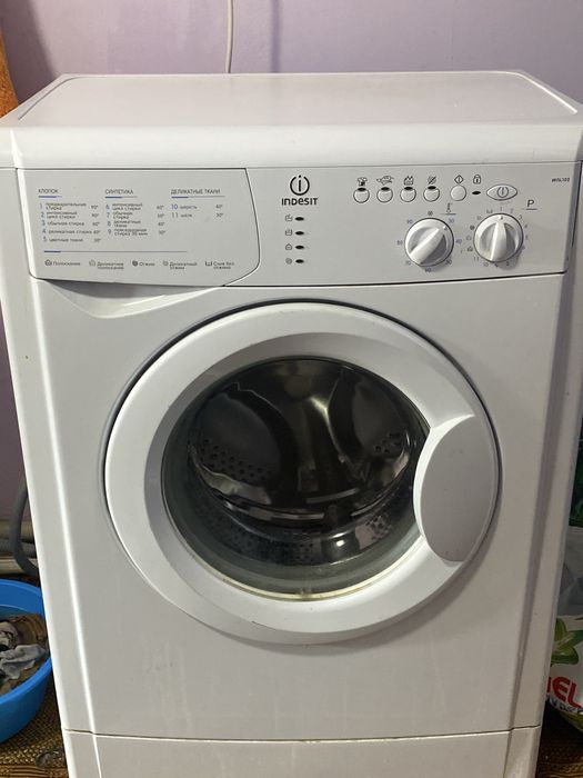 стиральная машина Indesit.