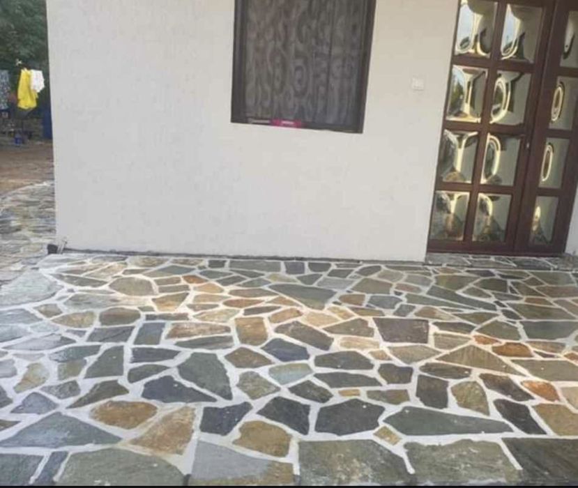 Vand si montez piatra naturală