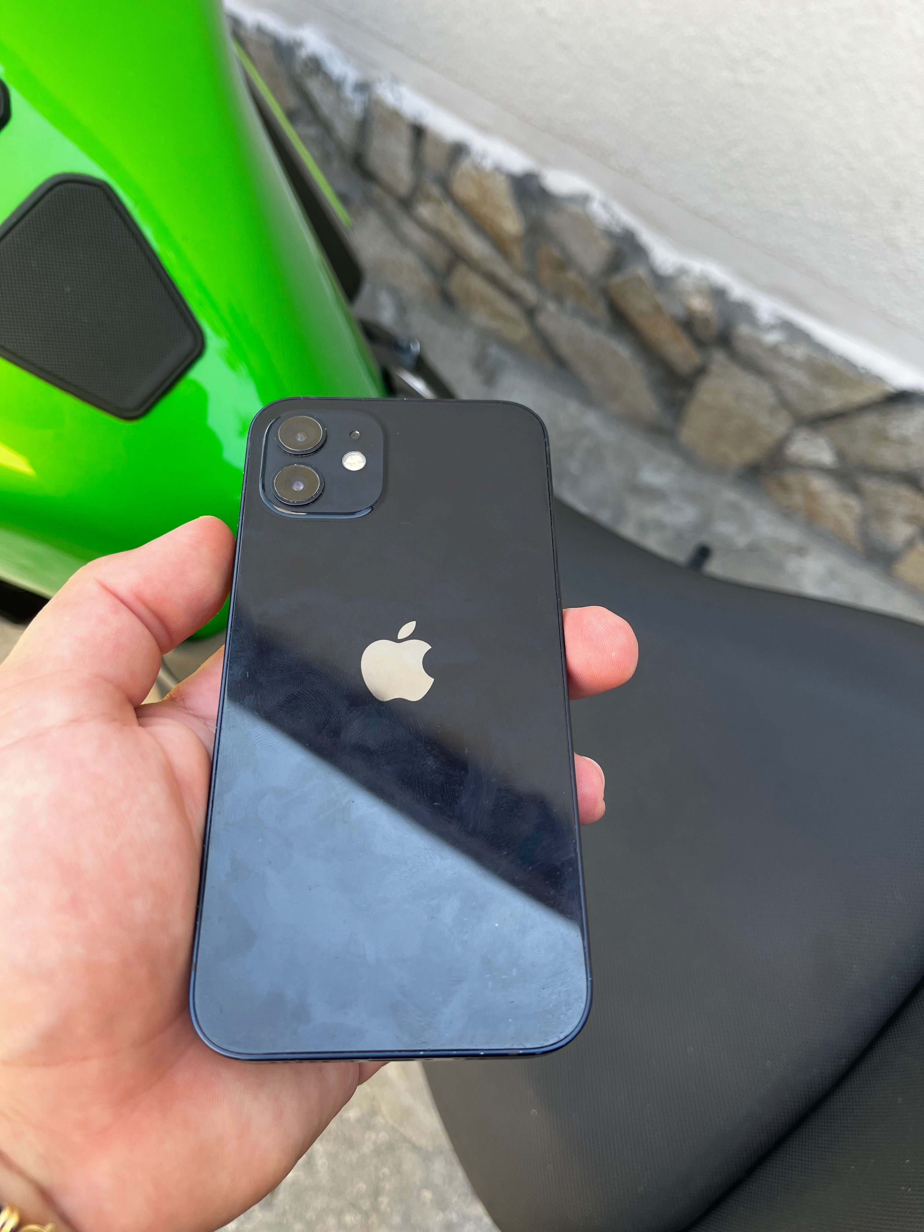 Продавам iPhone 12