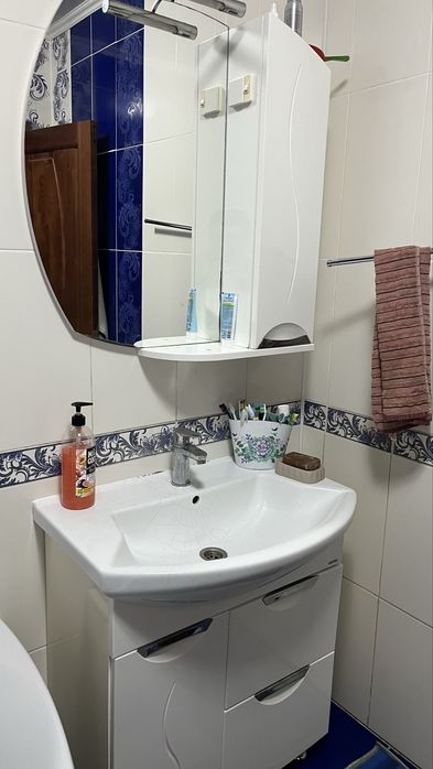 Продам раковину с тумбой и с зеркалом