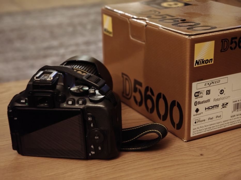 DSLR Nikon D5600 cu obiective 18-105, 10-20 AFP VR, Nikon 55 2.8 Macro