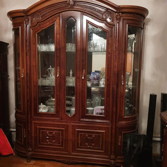 Продам горку для гостиной отличного качества. Производство ОАЭ красное