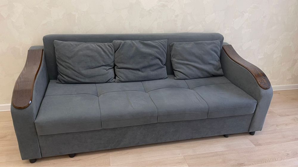 Диван раздвижной в отличном состояний
