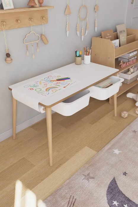 Детска масa със два стола + подарък ролка хартия за рисуване